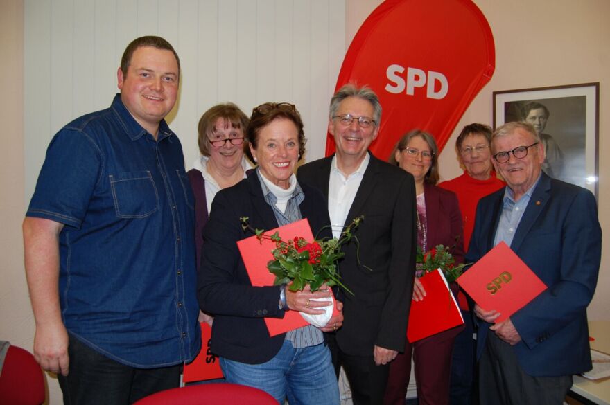 Die geehrten Genossinnen und Genossen: Auf dem Bild von links: Steven Wodtke (Vorsitzender), Christ-Dore Richter, Ute Schäfer, Achim Post (Landesvorsitzender der NRW SPD), Frauke Kießlich, Lieselotte Kreuz-Reim und Friedrich Brakemeier