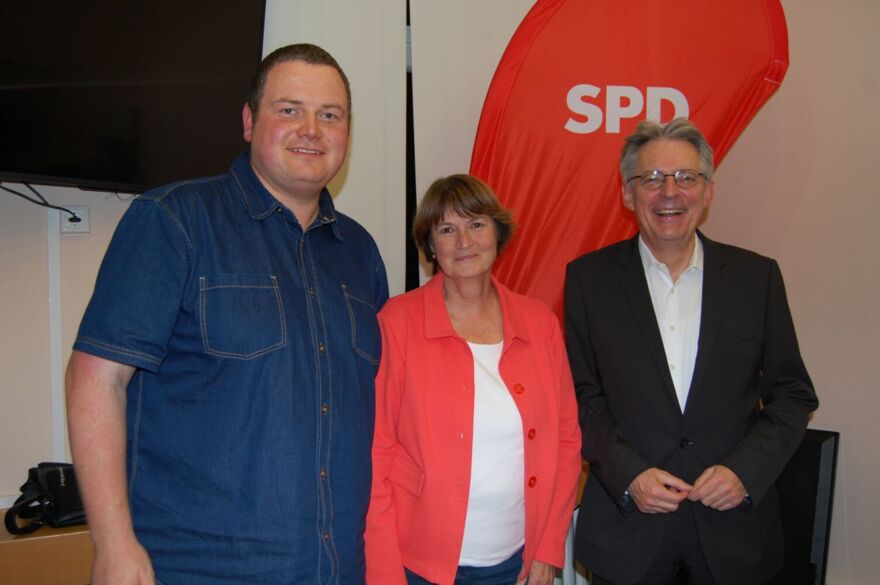 Foto (vl.n.r.): der neue Vorsitzende des SPD Ortsvereins Detmold-Kernstadt, Steven Wodtke, zusammen mit Corinna Peter-Werner (Stellvertreterin) und Achim Post
